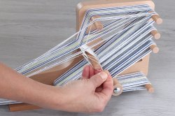 縦糸全体にリーシュを付けながら、ラウンド1の糸すべてにリーシュを付けていきます。 注意： リーシュは一番上の糸（ラウンド1の糸）にのみ 付けます。糸の順番を揃えると、ラウンド1の糸にリーシュ、ラウンド2の糸、次のラウンド1の糸にリーシュ、というように続きます。  シェッド1：糸を下に押し下げて、リーシュの前にスペース（シェッド）を作ります。 シェッド2：糸を上に押し上げて、リーシュの前にスペース（シェッド）を作ります。  Texsolv のリーシュは細くて滑らかなので、シェッドの交換が簡単です。