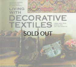 画像1: Living With Decorative Textiles: Tribal Art from Africa, Asia and the Americas (ペーパーバック)