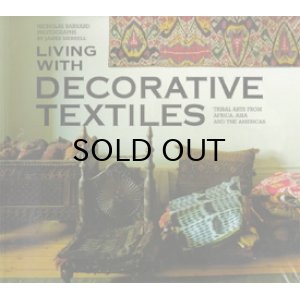 画像: Living With Decorative Textiles: Tribal Art from Africa, Asia and the Americas (ペーパーバック)